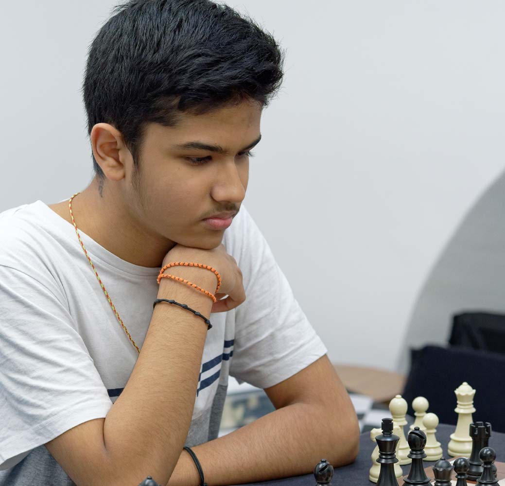 Shreyas Royal: World Chess Championship 2018: Indian boy Shreyas Royal  makes first move in game between Magnus Carlsen and Fabiano Caruana